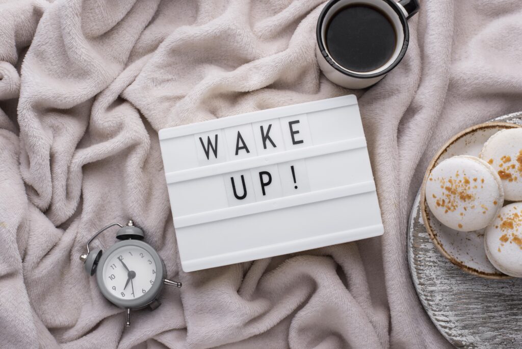 Wake-up reminder with clock and note as part of a morning routine checklist